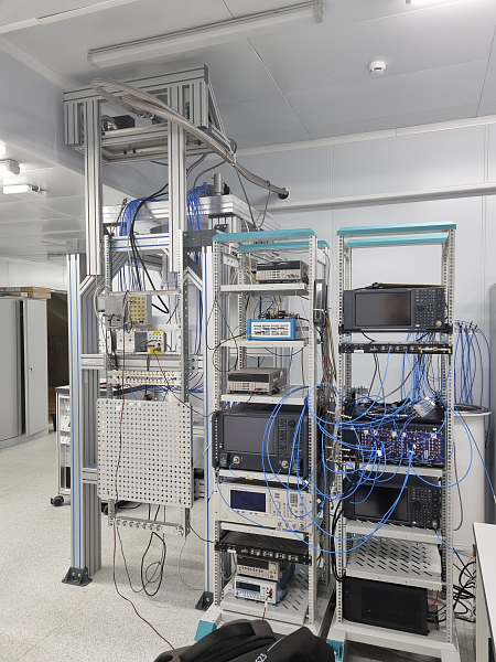 Измерительный комплекс для контроля и считывания состояний кубитов